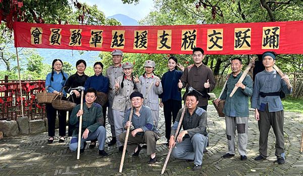 中央苏区税收员和广大群众宣讲税法拍摄花絮合影.jpg