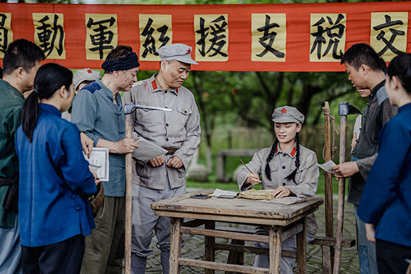 中央苏区税收员和广大群众宣讲税法拍摄花絮.jpg